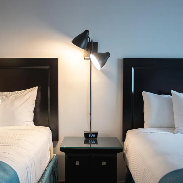 غرفة بسرير كينج وسريرين كوين يُسمح فيها بالحيوانات الأليفة بمطبخ صغير، Ramada By Wyndham Surrey/Langley 6/9