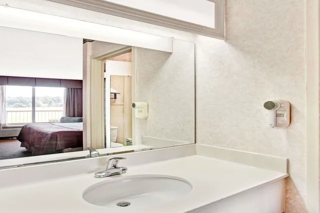 غرفة بسريرين مزدوجين، Days Inn by Wyndham Forrest City 3/3