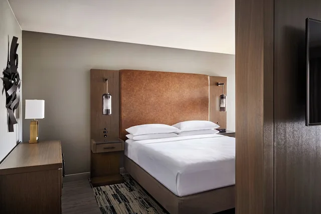 جناح بسرير كينج بغرفة نوم واحدة مع أريكة، San Antonio Marriott Rivercenter on The River Walk 4/6