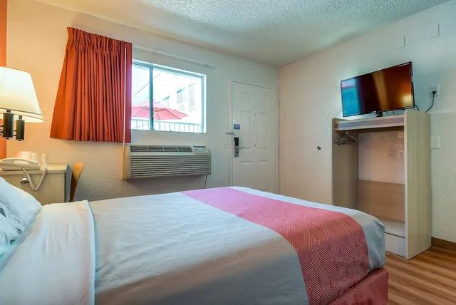 غرفة قياسية بسرير مزدوج، Motel6 Rowland Heights, CA - Los Angeles - Pomona 7/10