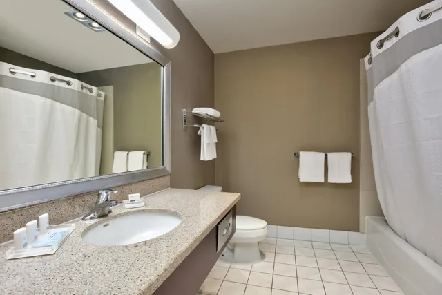 غرفة بسرير كينج، Holiday Inn Hotel And Suites 3/4