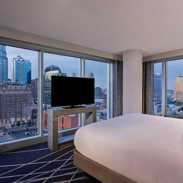 جناح ركني بسرير كينج بغرفة نوم واحدة، Loews Kansas City Hotel 1/3