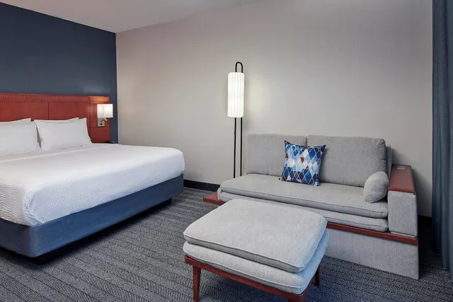 غرفة بسرير كينج مع أريكة لذوي الإعاقة، Courtyard Chicago Lincolnshire 1/5