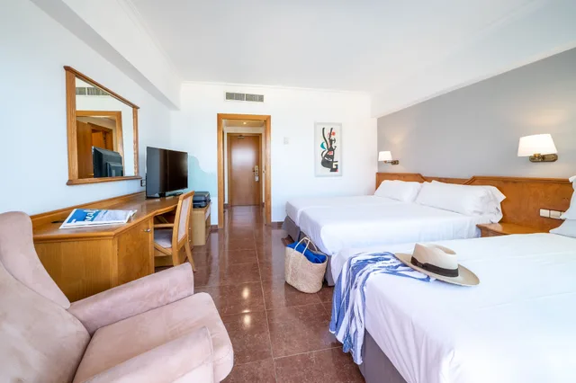 غرفة بسريرين منفصلين بشرفة بإطلالة جزئية على البحر، Universal Hotel Neptuno - Adults Only 1/4