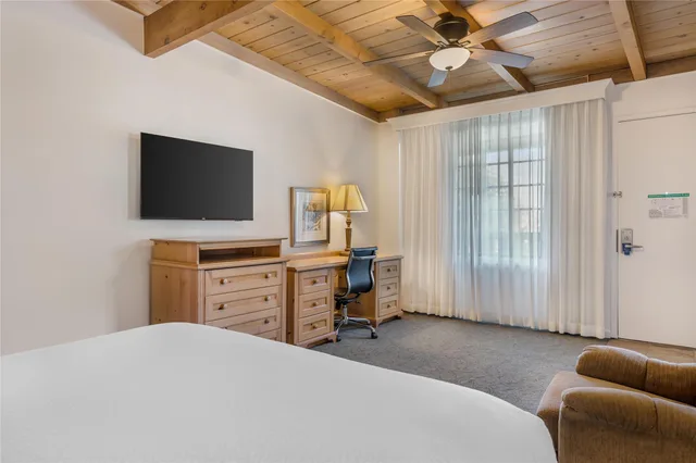 غرفة بسرير كوين بمطبخ، Best Western Plus Santa Barbara 4/7