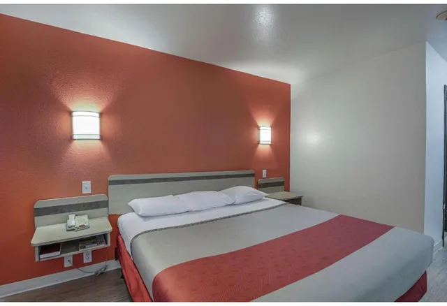 غرفة بسرير كينج لغير المدخنين، Motel6 Pasadena, TX 5/6