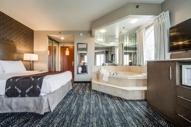 جناح بسرير كينج وسرير كوين بحوض جاكوزي، Monte Carlo Inn Brampton Suites 8/10