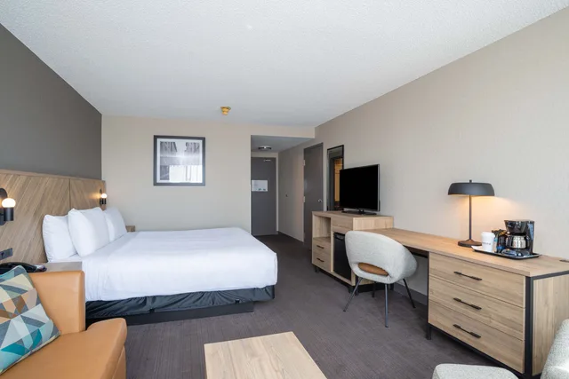 Premium, King Bed, Stadium View, Sofa، Sandman Hotel Montreal-Longueuil 2/4