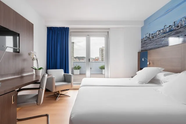 غرفة بسريرين منفصلين بإطلالة على البحر بشرفة، Eurostars Blue Coruna 1/10