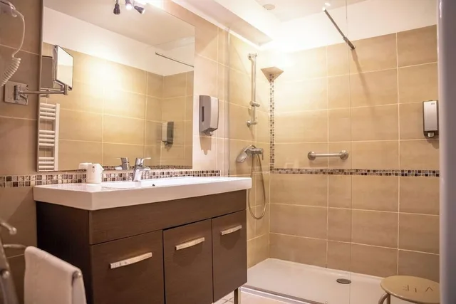 غرفة سوبيريور رباعية بسرير كينج وسريرين منفصلين، HOTEL DES GRANGES 9/10