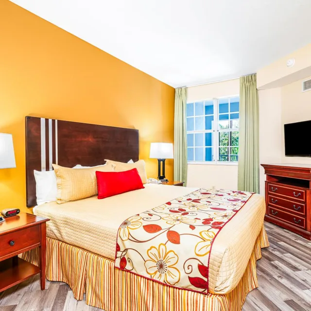 Suite, Pool View, Mizner Place At Weston Town Center 1/4