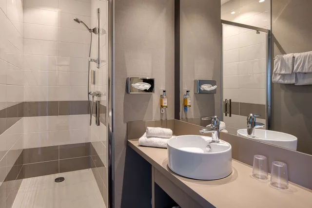 غرفة تنفيذية بسرير كوين مع أريكة في الطابق الأرضي، Best Western Atlantys Hotel Zenith Nantes 3/4