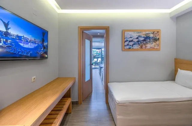 Family Room Superior Ground Floor Sliding Door Garden View، Lyttos Beach Hotel 2/3
