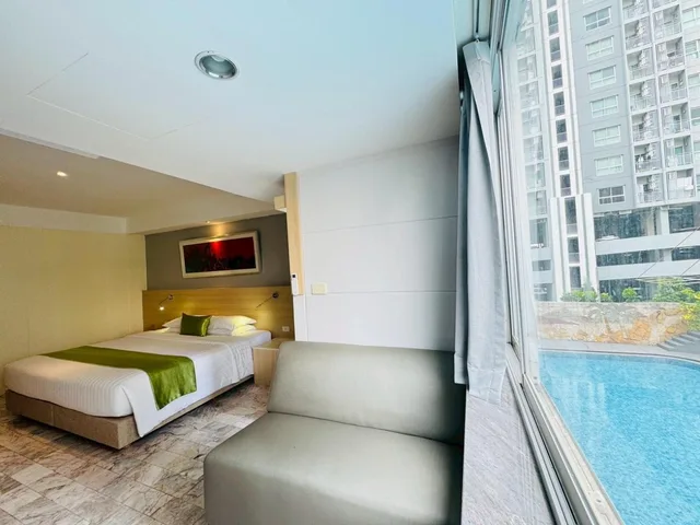 غرفة بسرير كينج بإطلالة على المسبح، iCheck inn Thapra 3/7