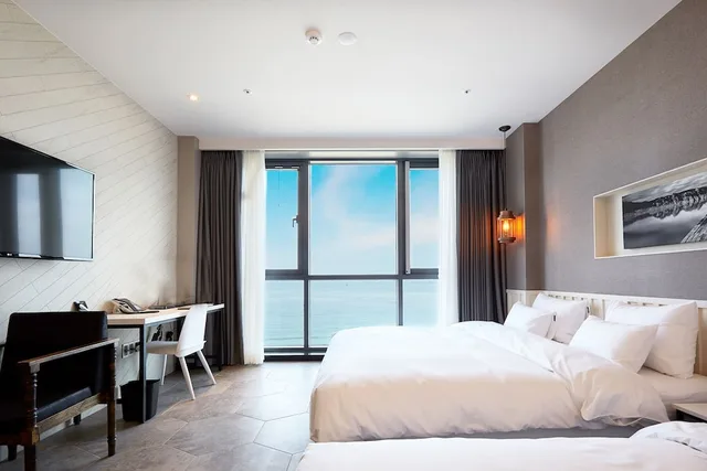 غرفة عائلية بسريرين منفصلين وسرير كينج وسرير فردي بإطلالة على البحر، Hotel Laon 1/10