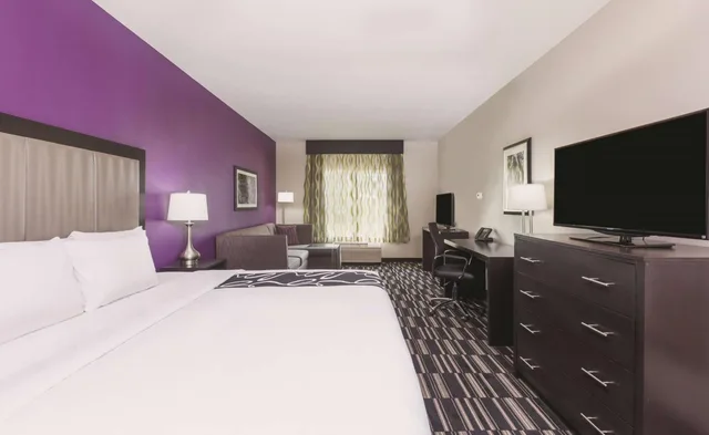 Executive, King Bed, Sofa, La Quinta Inn & Suites by Wyndham Fairfield - Napa Valley 1/4