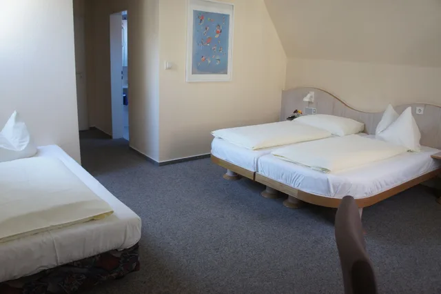 غرفة ثلاثية بسريرين منفصلين مع أريكة، Stadthotel Engel 2/10