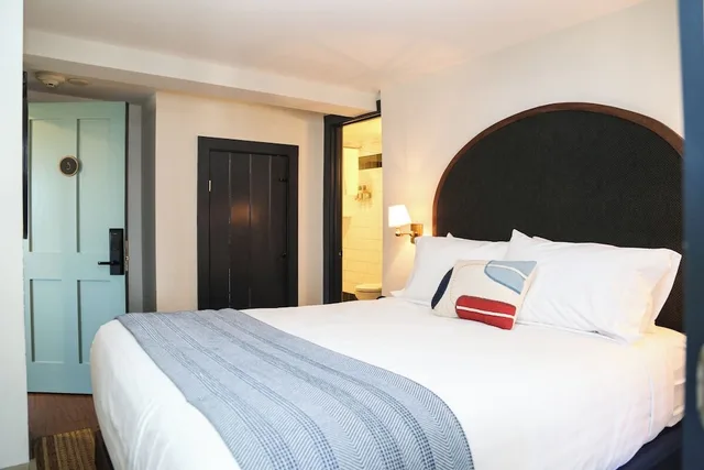 Deluxe, Queen Bed, Hotel Ginger 2/10