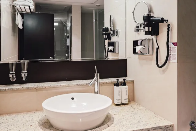 جناح بمنطقة جلوس بمطبخ صغير، CROWNE PLAZA BRATISLAVA 10/10