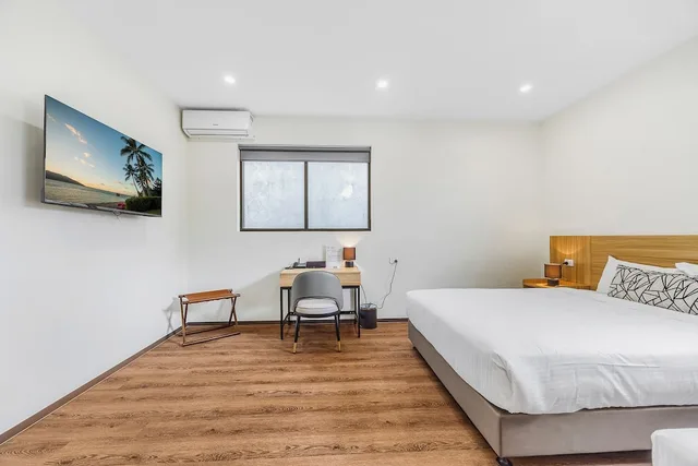 غرفة سوبيريور بسرير كوين وسرير فردي، WM Hotel Bankstown 1/6
