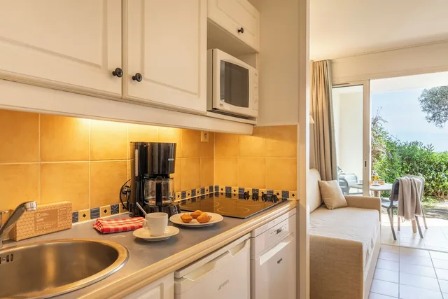 1 Bedroom, Apartment, Double Bed, 2 Sofa, Balcony or Terrace، Maeva Particuliers Les Restanques Du Golfe de Saint Tropez 10/10