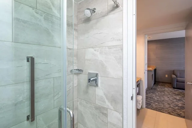 جناح بسرير كوين بغرفة نوم واحدة مع أريكة لذوي الإعاقة، Embassy Suites by Hilton Portland Maine 5/8