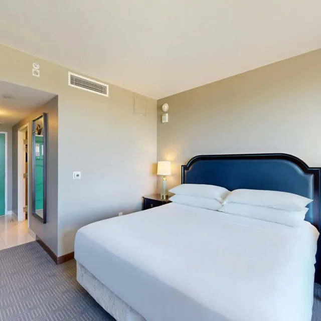 غرفة بسرير كينج في طابق مرتفع، SHERATON MCKINNEY HOTEL 1/9