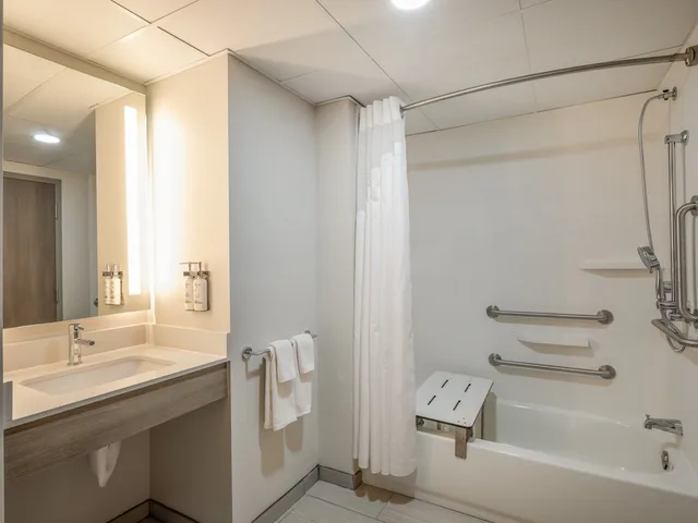 غرفة بسريرين كوين لذوي الإعاقة، Holiday Inn Express & Suites Greensboro - (I-40 @ Wendover) 3/3