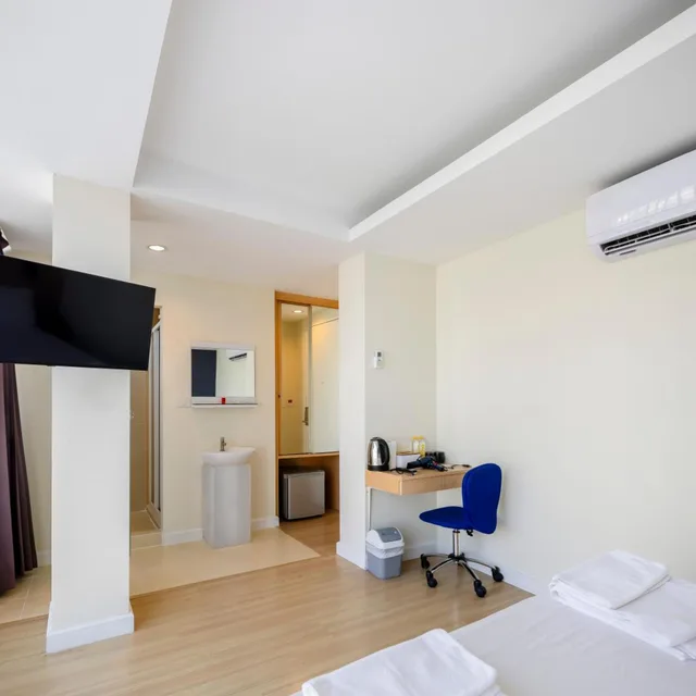 Superior, Double Bed, Solo Express Sukhumvit 81 8/10