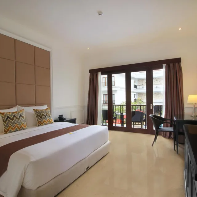 غرفة ديلوكس بسرير كينج بإطلالة على المسبح، Grand Palace Hotel Sanur Bali 2/7