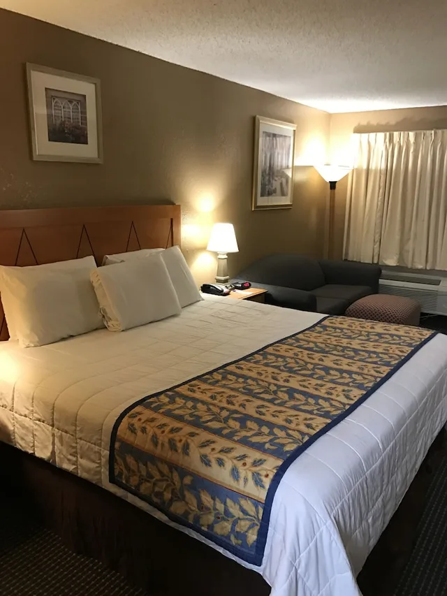 غرفة بسرير كينج للمدخنين، Americas Best Value Inn Laredo 2/3