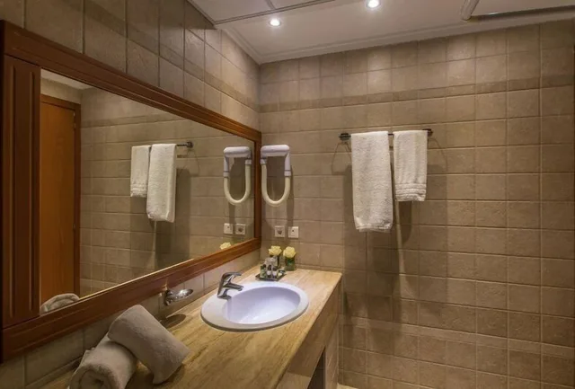 غرفة عائلية بسرير مزدوج بإطلالة على البحر مع أريكة، Alexandros Palace Hotel and Suites 8/9