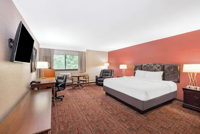 Deluxe, King Bed, Ramada By Wyndham Grand Forks 1/10