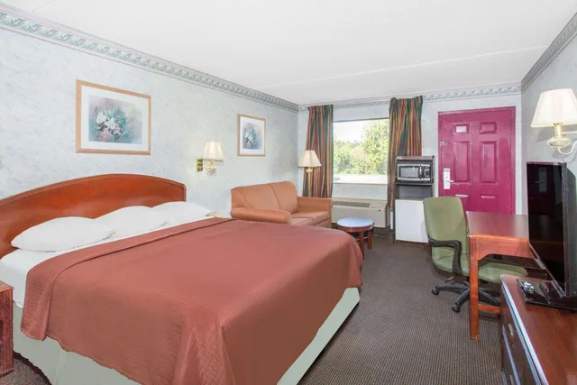 غرفة بسرير كينج لذوي الإعاقة، Days Inn & Suites by Wyndham Bentonville 1/3