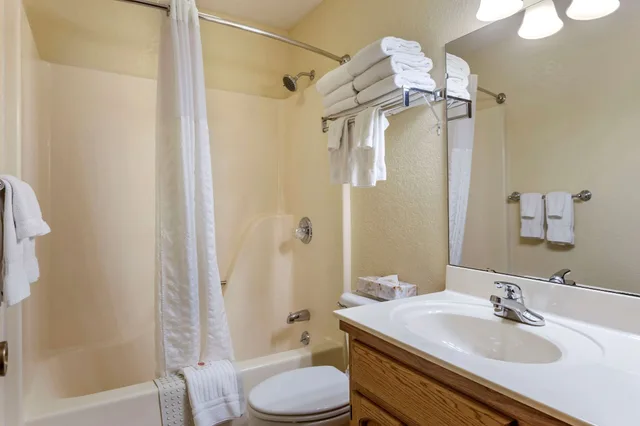 غرفة بسرير كينج بحوض استحمام لذوي الإعاقة، Comfort Inn and Suites Branson Meadows 8/10