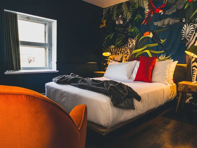 غرفة قياسية بسرير كوين وسرير مزدوج، Hotel Nomad Vieux Quebec 2/4