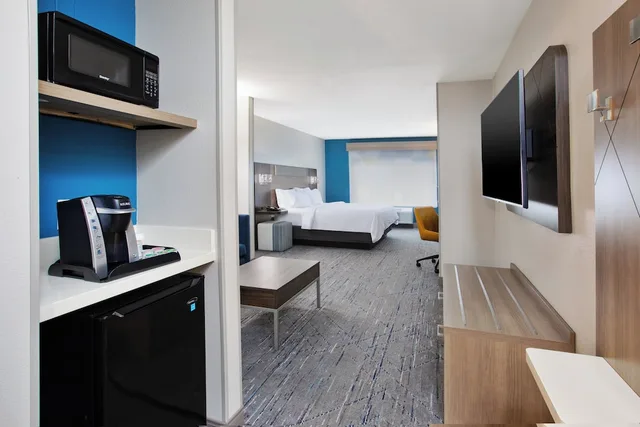 Suite, King Bed, Living and Dining Areas، Holiday Inn Express Hotel And Suites West Monroe 4/5