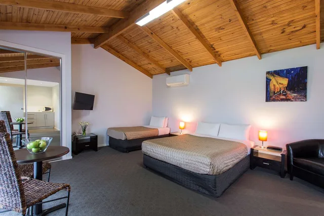 غرفة بسرير كينج وسرير فردي بمطبخ صغير، Best Western Colonial Village Motel 1/3