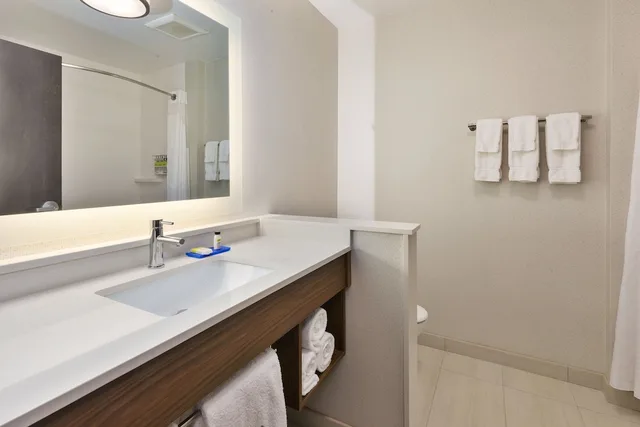 جناح بسريرين كوين مع أريكة، Holiday Inn Express Suites Milan Sandusky Area 3/4