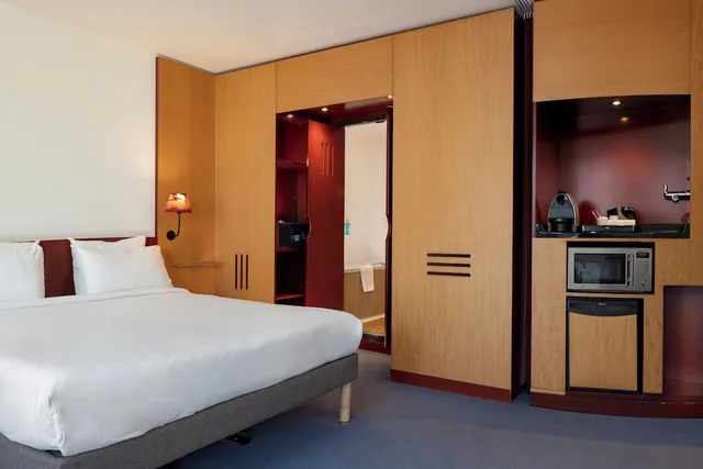 Superior, Suite, 1 Double and 1 Single Bed, Balcony, Novotel Suites Marseille Centre Euromed 4/10