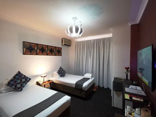Superior, Twin Beds, Criterion Hotel 1/5