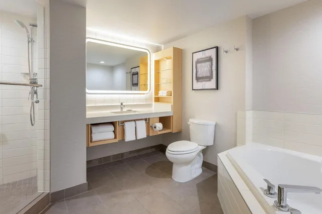 غرفة كبيرة بسريرين كوين بإطلالة على المدينة مع أريكة، Delta Grand Okanagan Resort 4/5