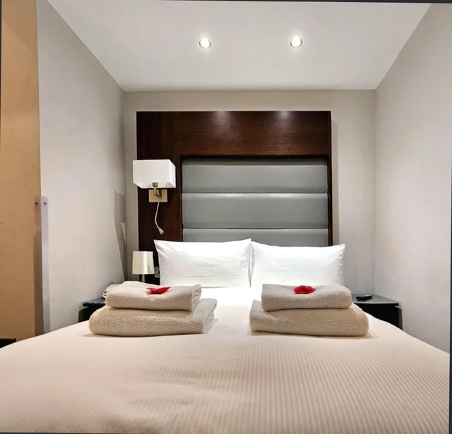 Standard, Triple, 1 Double and 1 Single Bed, Hyde Park International Hotel 1/7