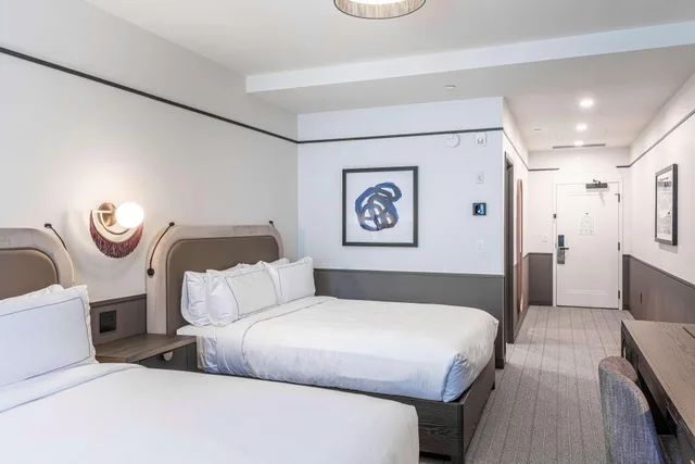 غرفة بسريرين كوين لذوي الإعاقة، The Westley Calgary Downtown, Tapestry Collection by Hilton 1/2