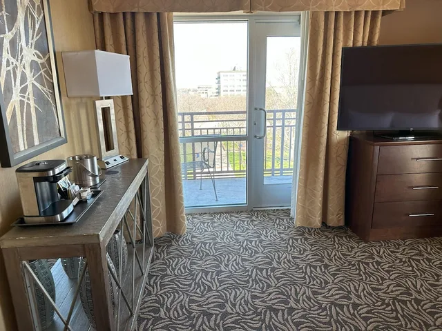 جناح بسرير كينج بشرفة بغرفتي نوم، DoubleTree by Hilton Hotel Bay City - Riverfront 6/6