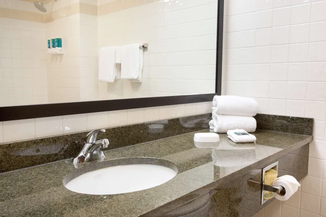 جناح بسرير كوين بغرفتين مع أريكة، Drury Inn Suites North Austin 3/4