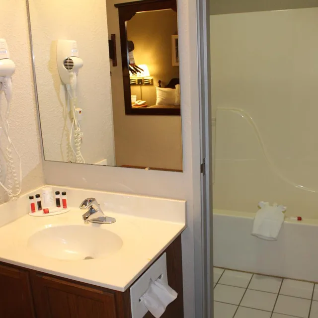 جناح بسرير كينج بمطبخ صغير، Super 8 by Wyndham Valparaiso 4/4