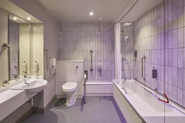 غرفة قياسية بسرير مزدوج لذوي الإعاقة، Premier Inn London Wimbledon South 3/4