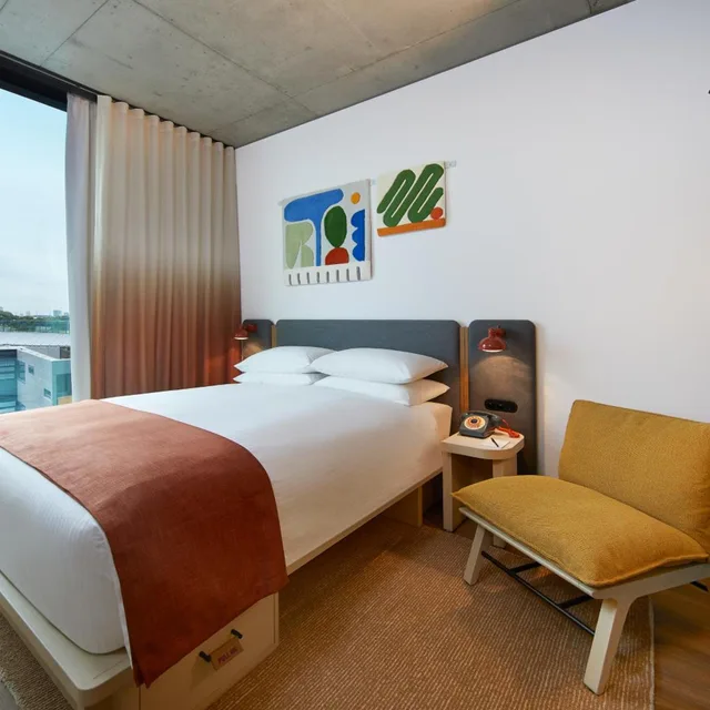غرفة بسرير كينج وسرير كوين، Moxy Sydney Airport 6/10