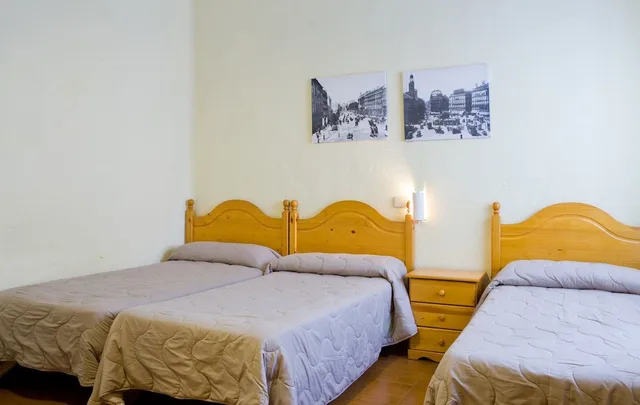 غرفة ثلاثية بسرير مزدوج وسرير فردي، Hostal America 1/4